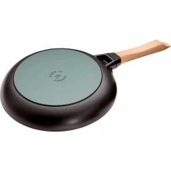 Staub Bratpfanne 28 Cm Schwarz 5 Staub Bratpfanne 28 Cm Schwarz -Gien Geschirr Verkäufe Bratpfanne mit Holzgriff O 28cm schwarz 2 600x600 ID341645 87e7b4d9e7b75d8efe3f2da13be753af 1